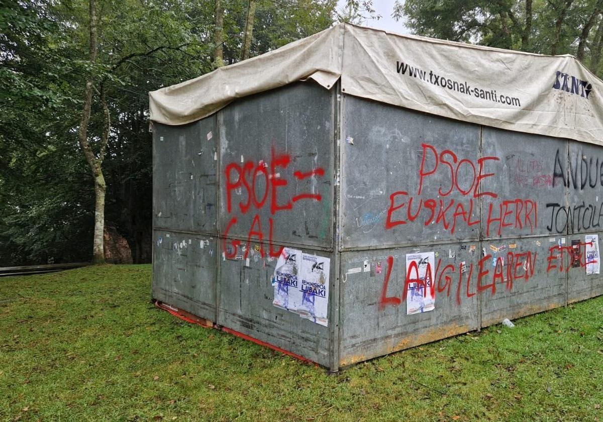 El PSE de Eibar denuncia pintadas en su txozna durante las fiestas de Arrate