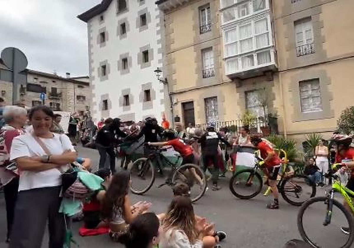 Parodian en Artziniega los incidentes con las protestas propalestinas de La Vuelta