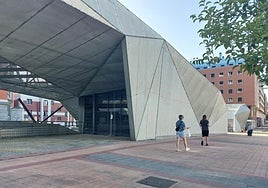 Los locales situados junto a las antiguas oficinas centrales de Altos Hornos fueron construidos en 2010 y no han tenido uso.