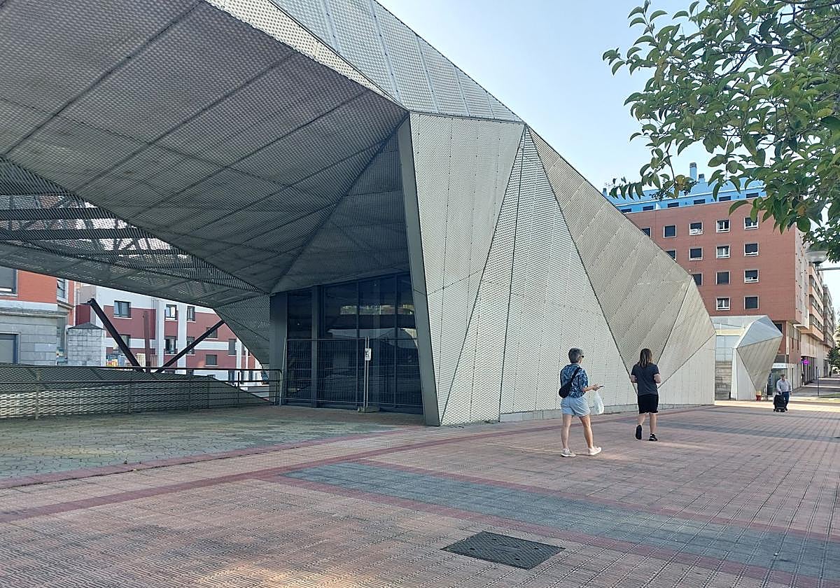 Los locales situados junto a las antiguas oficinas centrales de Altos Hornos fueron construidos en 2010 y no han tenido uso.