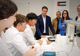 Pradales y Pedrosa han visitado este lunes el instituto de Etxebarri, con motivo del inicio de curso.