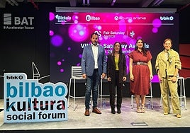 Jordi Albareda, presidente de la Fundación Fair Saturday, junto a Nora Sarasola, directora de Obra Social BBK; Leixuri Arrizabalaga, diputada de Euskera, Cultura y Deporte, y Kontxi Claver, concejala de Desarrollo Económico, Comercio, Empleo y Turismo del Ayuntamiento de Bilbao.