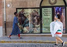 Un hombre de religión musulmana camina por el centro de Jumilla. La decisión del ayuntamiento de este pueblo, gobernado por la derecha, de prohibir actos religiosos en espacios municipales donde se celebraban ceremonias islámicas por Ramadán, ha desatado indignación e incertidumbre entre la comunidad musulmana.
