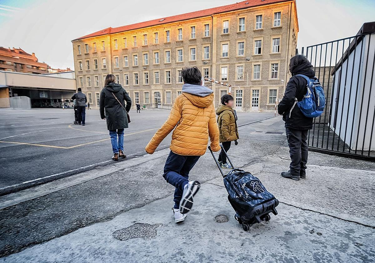 Unos alumnos de Marianistas entran en su colegio.