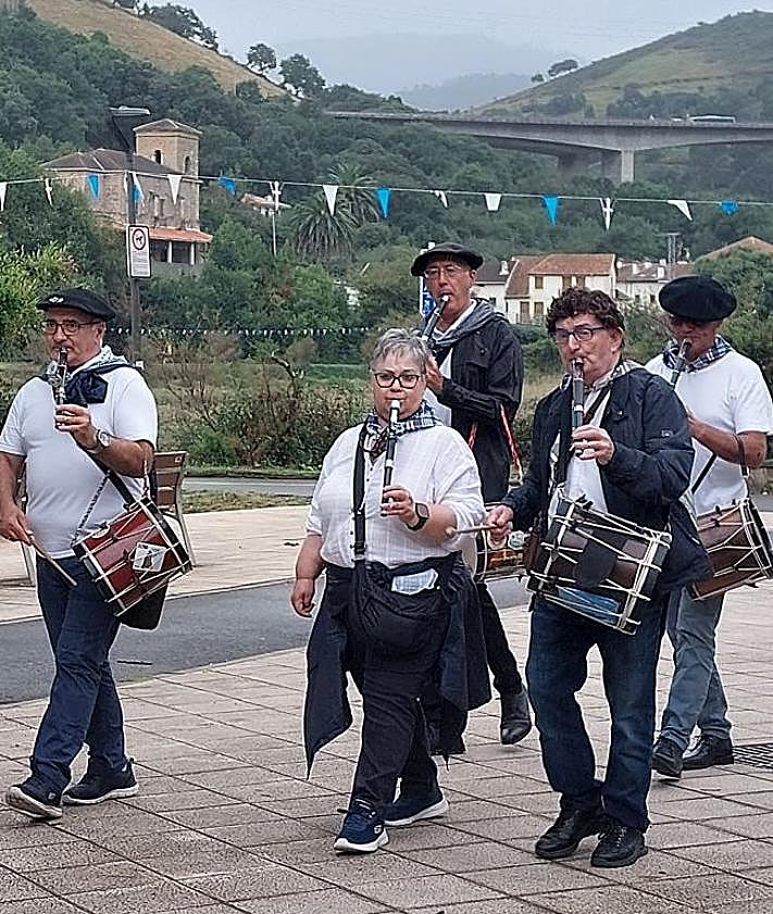Imagen secundaria 2 - Música y baile amenizaron la jornada.