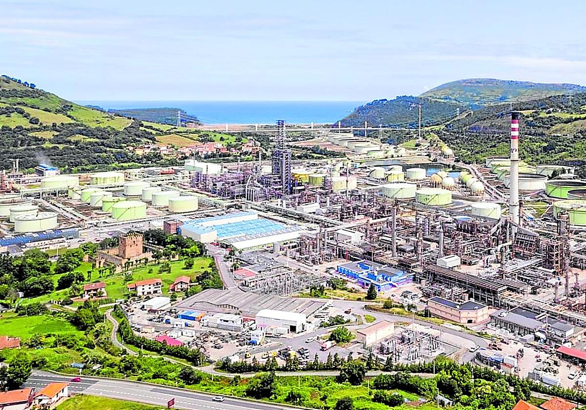 Vista aérea de la refinería de Petronor en Muskiz, Bizkaia.