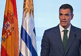 Pedro Sánchez durante una reunión con empresarios españoles en Montevideo.