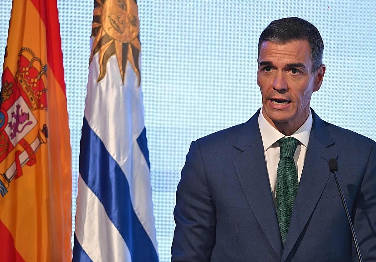 Pedro Sánchez durante una reunión con empresarios españoles en Montevideo.