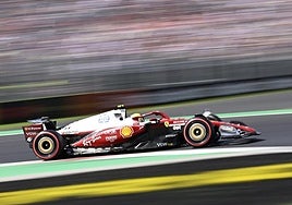 Imagen del piloto Lewis Hamilton de la Scuderia Ferrari, participando en la primera sesión de prácticas para el Gran Premio de Fórmula Uno de Italia en Monza, Italia.