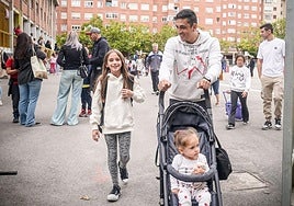 Bernabé, con sus hijas Katia y Haridian, en el patio de la ikastola Umandi.