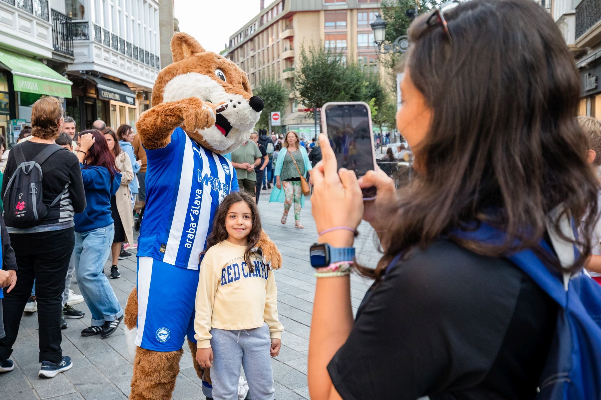 Las imágenes de la firma de autógrafos de los jugadores del Alavés