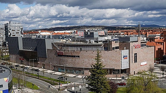 El gimnasio del centro comercial de Lakua tendrá cuatro piscinas y un bar