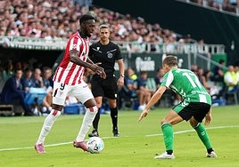 Iñaki Williams encara a un rival en el partido ante el Betis en La Cartuja.