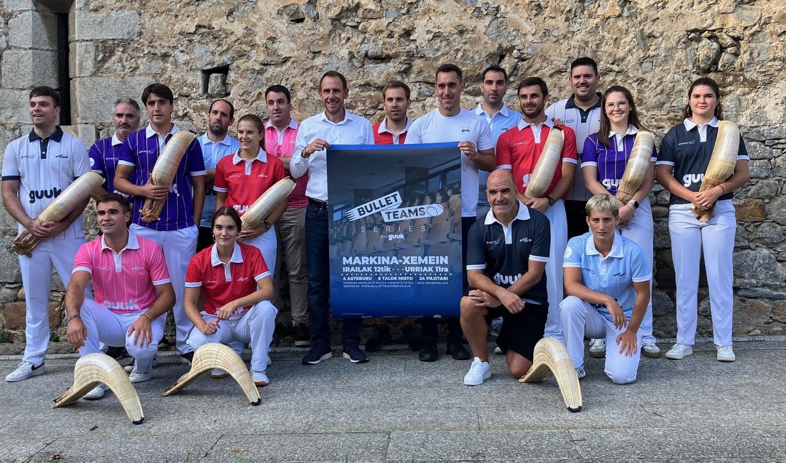 Pelotaris participantes, capitanes y organziadores, en la presentación celebrada en el ermita de Arretxinaga.