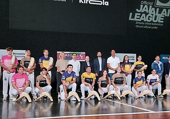 Pelotaris participantes, autoridades y organizadores, en la presentacion de la final a cuatro de San Sebastián