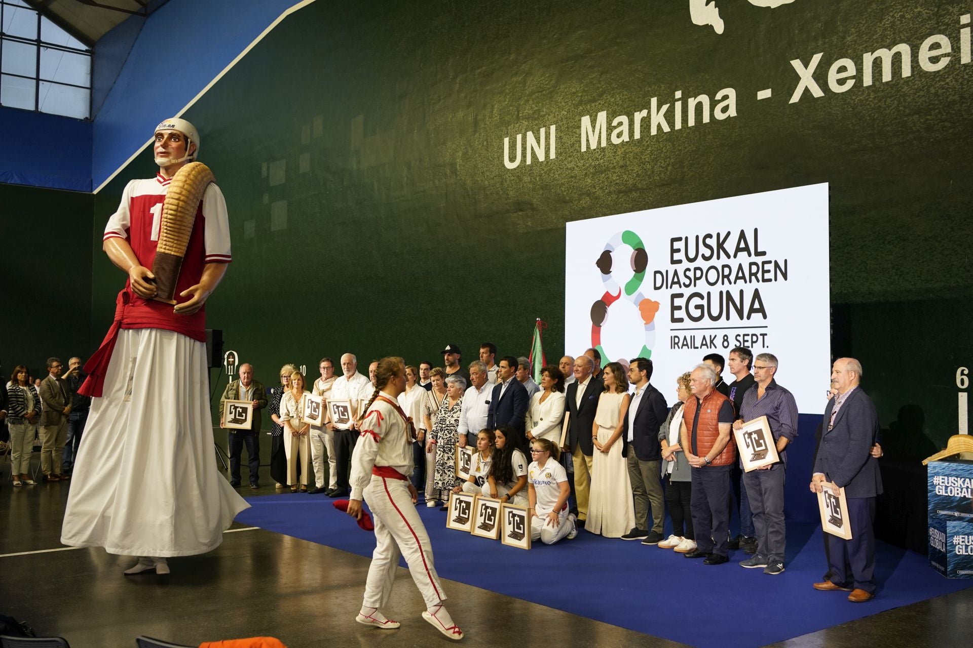 Puntistas participantes junto con las autoridades en un momento del acto.