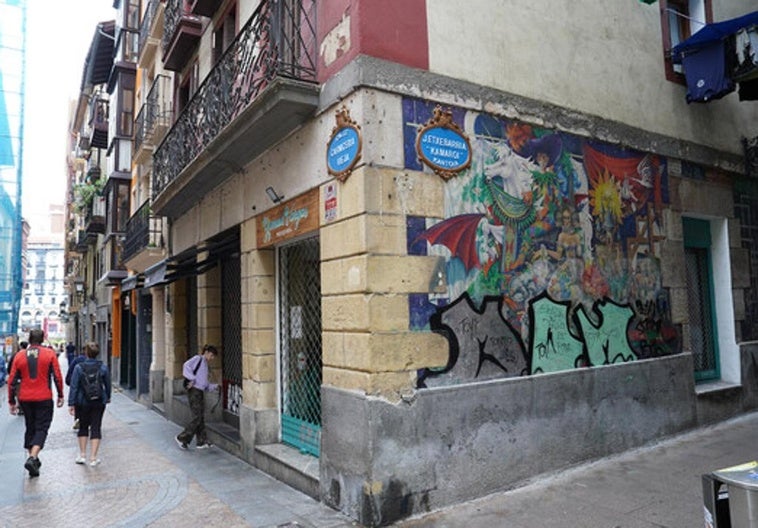 Comienza la restauración del mural del Casco Viejo vandalizado con grafitis