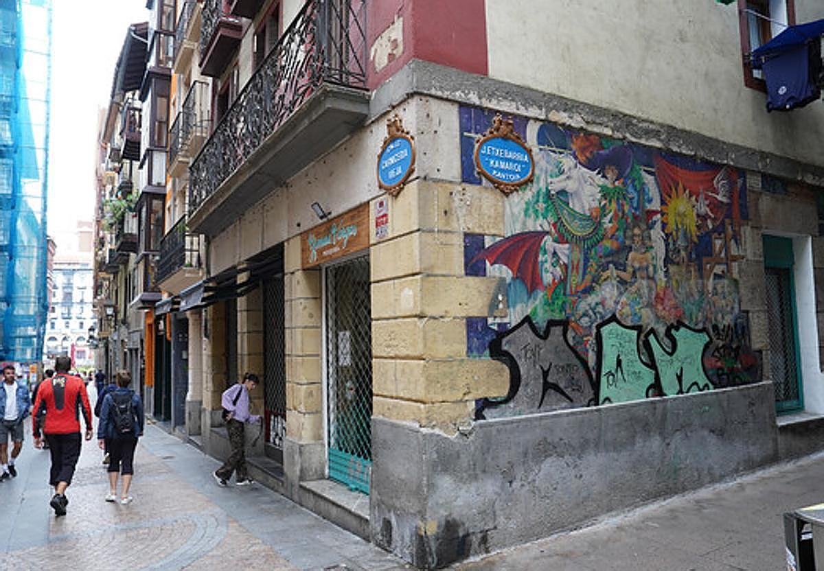 Vista actual del mural vandalizado en el cantón Julián Etxebarria, en la esquina con la calle Carnicería Vieja.