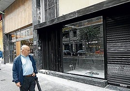 Un hombre pasea junto a la nueva pastelería de Angulo.
