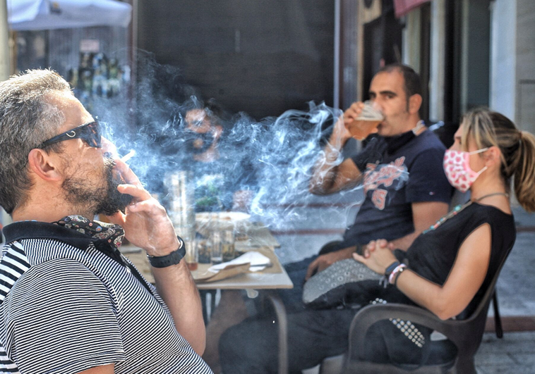 Espacios libres de vapeadores pero sin empaquetado neutro, las claves de la ley antitabaco
