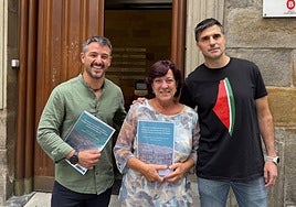 Ander Iturriaga, Cristina Blanco y Beñat Madariaga, tras la presentación de la investigación.