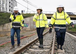 La diputada general Elixabete Etxanobe y la consejera de Movilidad Susana García durante una reciente visita a las obras de la Línea 5 del metro en Basauri.