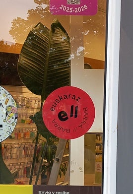 Los participantes contarán con este distintivo (pegatina) en el escaparate.