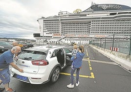 Un taxista que no es de Getxo deja a una familia en la terminal de cruceros que la Autoridad Portuaria tiene en Getxo.