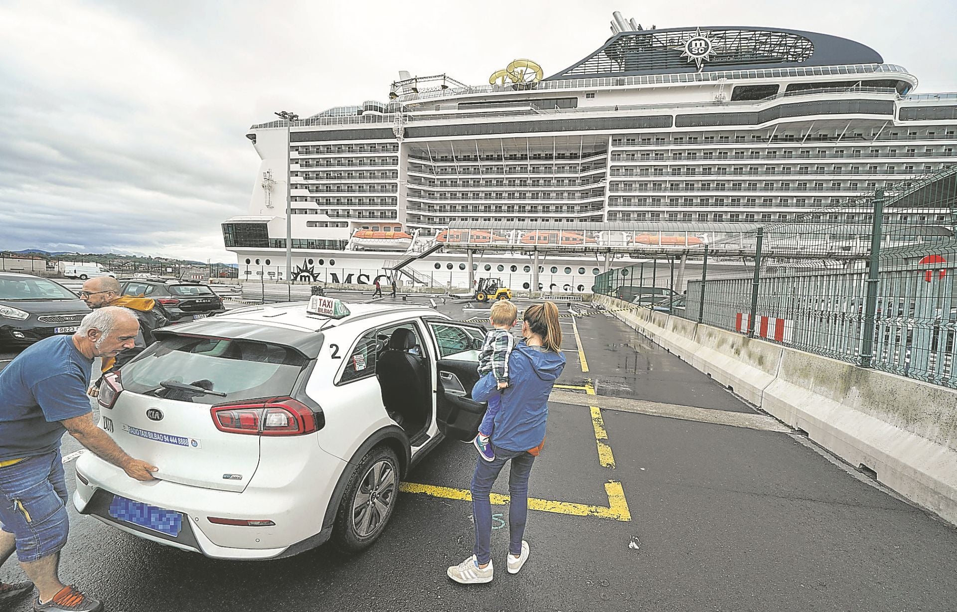 Un taxista que no es de Getxo deja a una familia en la terminal de cruceros que la Autoridad Portuaria tiene en Getxo.
