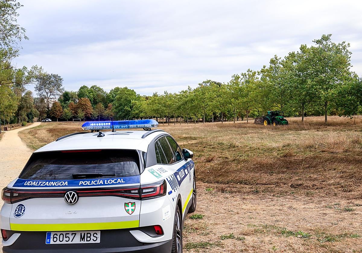 Labores de siega y alisado en la campa de Olárizu con escolta policial.