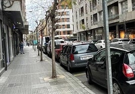 Tramo de la calle donde se va a actuar y uno de los ya reformados.