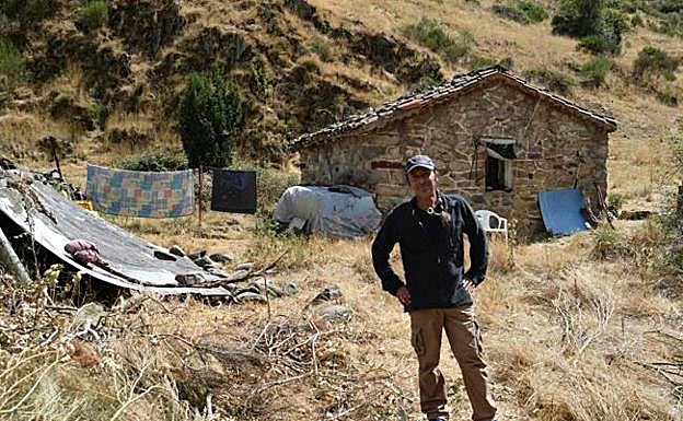 Águila Solitaria posa junto al refugio de Racudia en el valle de Urbión.