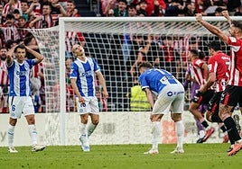 Guevara, Guridi y Toni Martínez se lamentan tras el autogol de Manu Sánchez que selló la derrota albiazul de la temporada pasada.