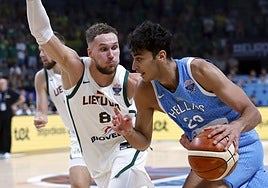 Tadas Sedekerskis defiende una penetración de Alexandros Samodurov durante el partido.