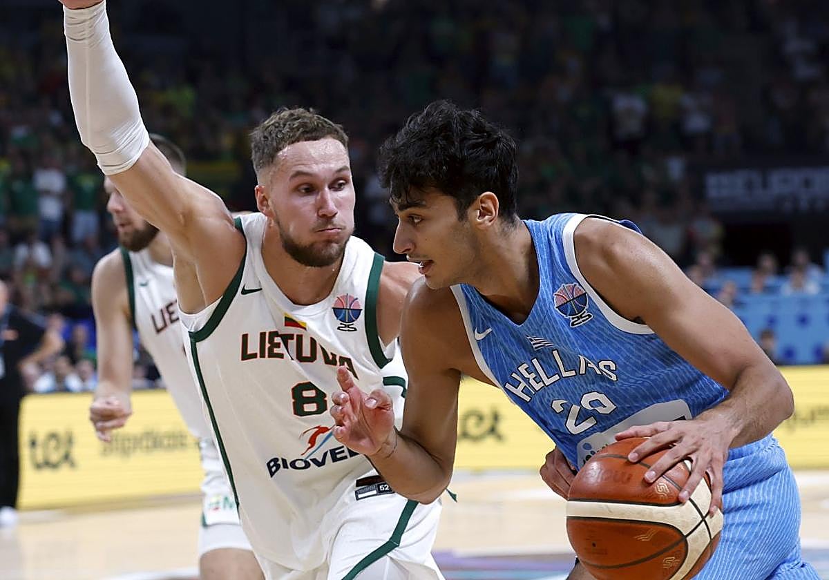 Tadas Sedekerskis defiende una penetración de Alexandros Samodurov durante el partido.