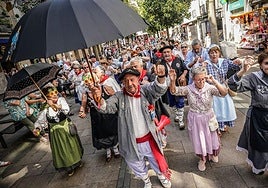 Paseillo de neskas y blusas veteranos en las fiestas de la Blanca en Vitoria.