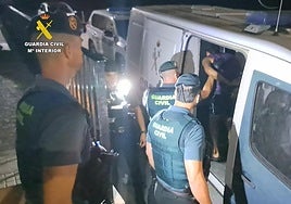 El brutal castigo por perder un alijo: golpeado con un palo de clavos, obligado a comerse sus heces y a beber agua con cemento