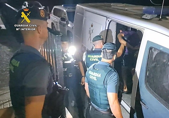 El brutal castigo por perder un alijo: golpeado con un palo de clavos, obligado a comerse sus heces y a beber agua con cemento