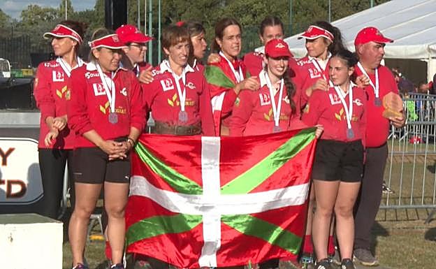 Emakumeen taldea, brontzezko domina jantzita.