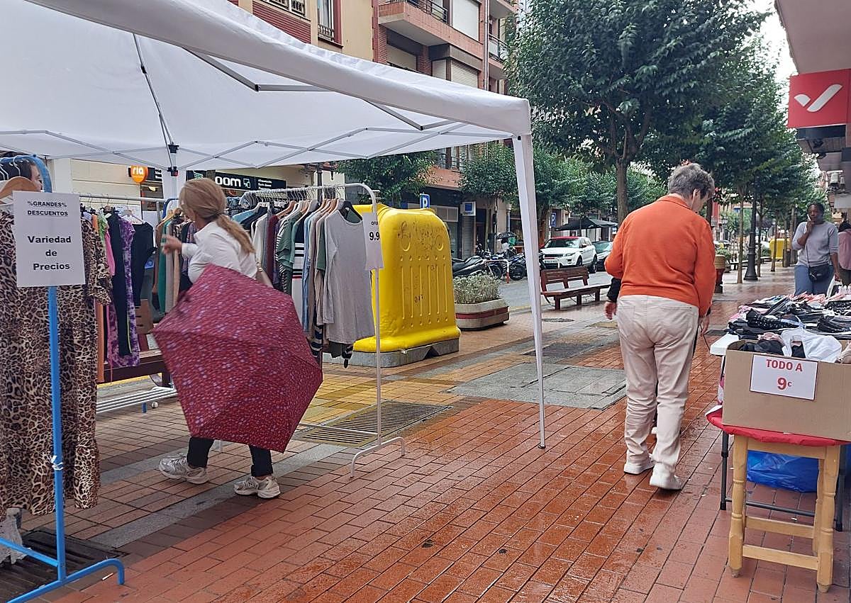 Imagen secundaria 1 - Las tiendan ofrecen descuentos que van del 20 al 80%.
