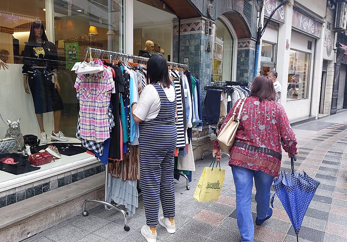 Casi un centenar de comercios de la comarca sacan sus productos a la calle a pesar del mal tiempo.