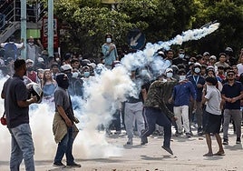 Manifestantes se enfrentan con la policía antidisturbios durante una protesta frente al Parlamento de Katmandú, Nepal, condenando las prohibiciones de las redes sociales y la corrupción del gobierno.