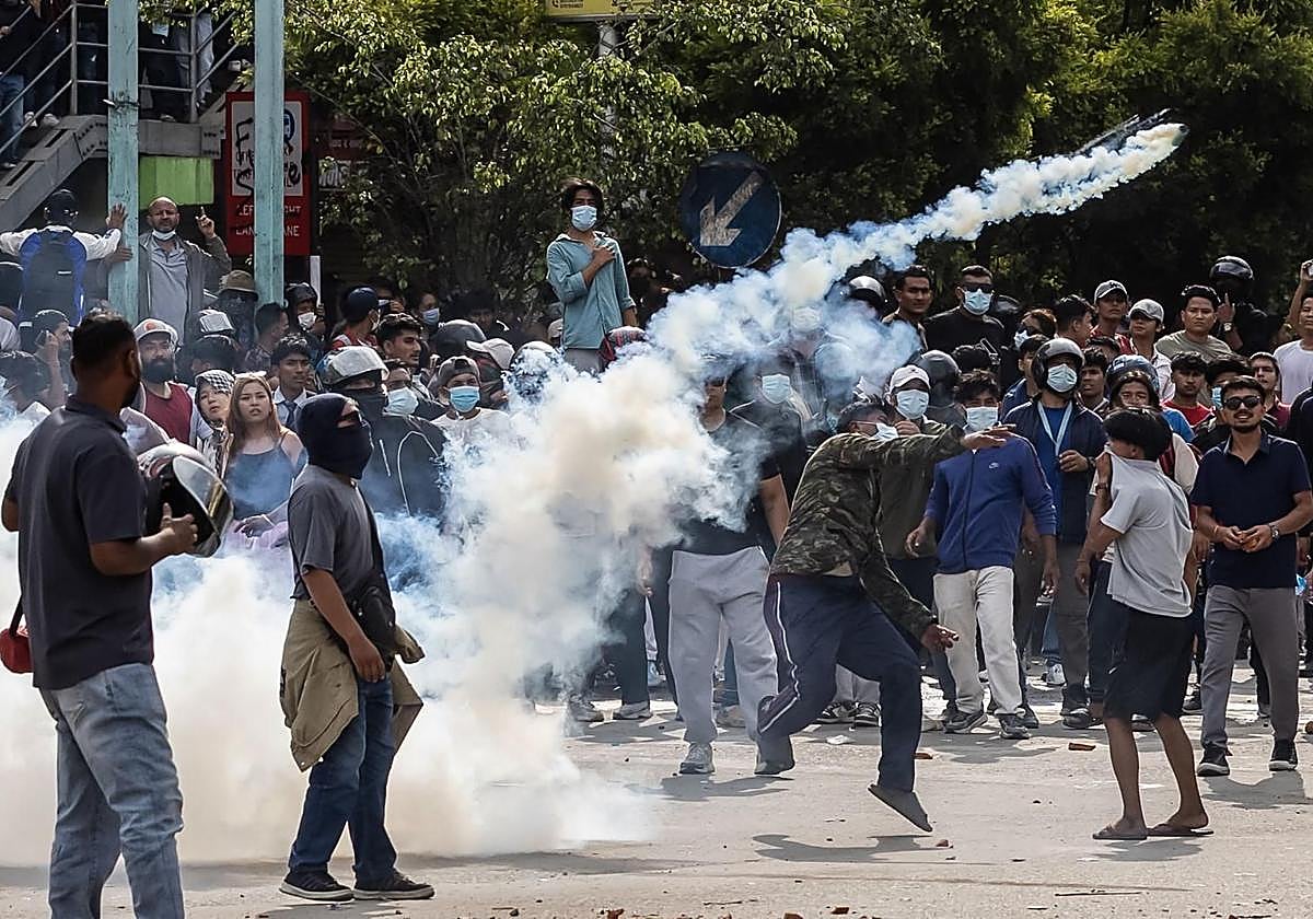 Manifestantes se enfrentan con la policía antidisturbios durante una protesta frente al Parlamento de Katmandú, Nepal, condenando las prohibiciones de las redes sociales y la corrupción del gobierno.