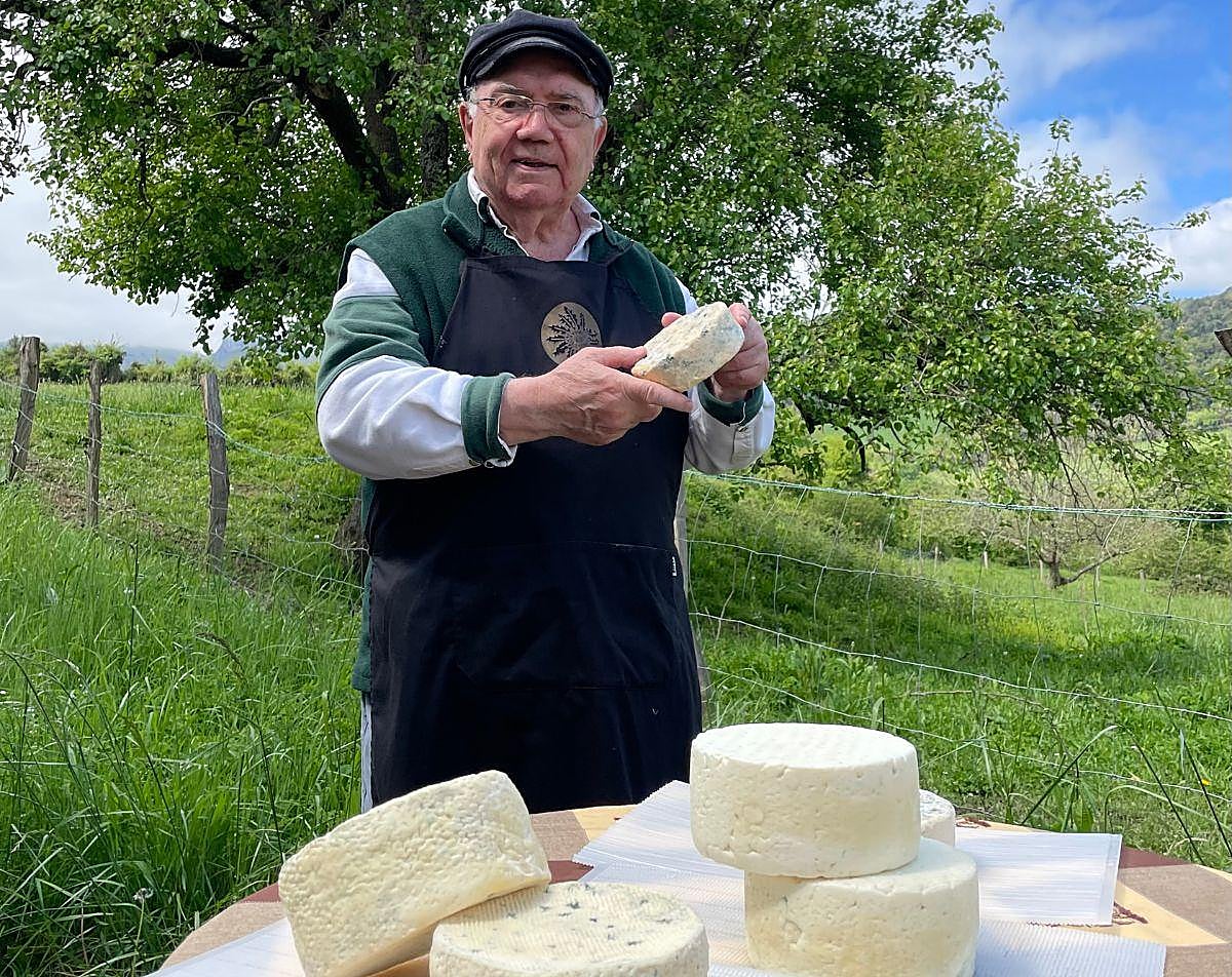 Alfonso Zamora posa en el jardín de su caserío con algunos de los quesos experimentales que ha elaborado recientemente.