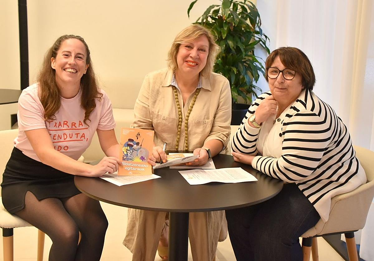 La responsable de Bidatzenea, Garazi Goienetxea; la alcaldesa, Marijose Blanco; y la técnico de Igualdad, Yolanda Ibañez, presentan el programa de otoño.