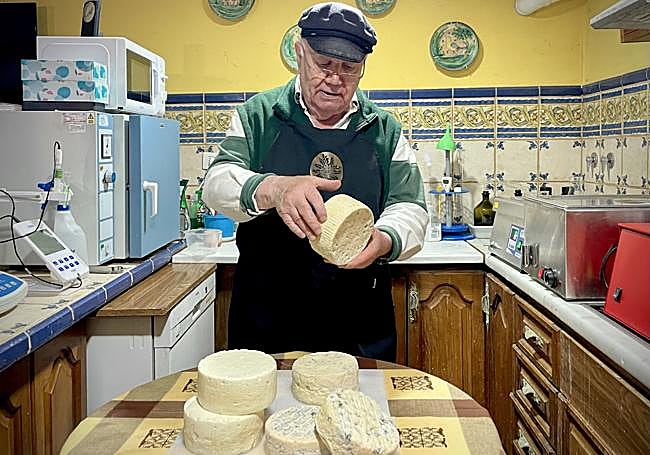 El txoko de su caserío en el Valle de Ayala se ha convertido en un pequeño laboratorio donde Alfonso Zamora hace experimentos. Todavía hay grandes industrias del sector que le envían prototipos para que los pruebe, confiando en su experiencia y criterio.