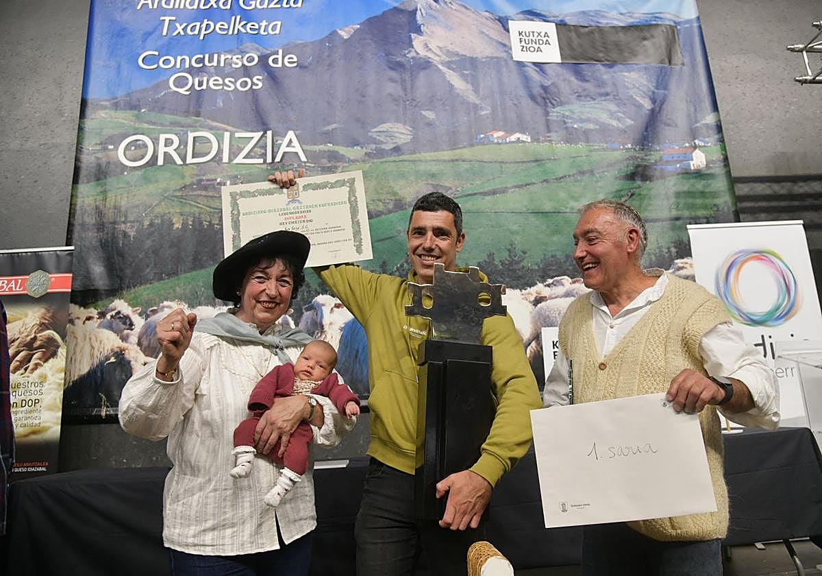 El ganador, con sus padres y su hija.
