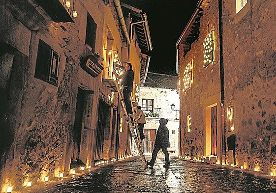 El casco histórico de Pedraza cobra vida durante la noche de las velas.