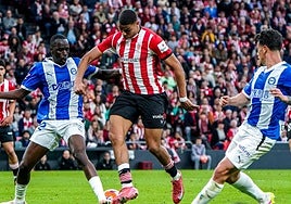 Maroan, titular en el partido que enfrentó en mayo al Athletic y el Alavés, busca controlar el balón en el borde del área.