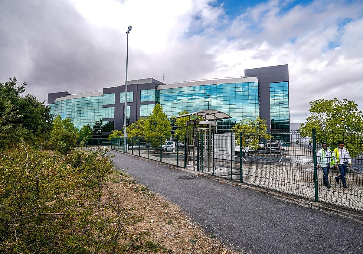 Mercedes ha invertido 70.000 euros en acondicionar caminos y mobiliario para el quejigal